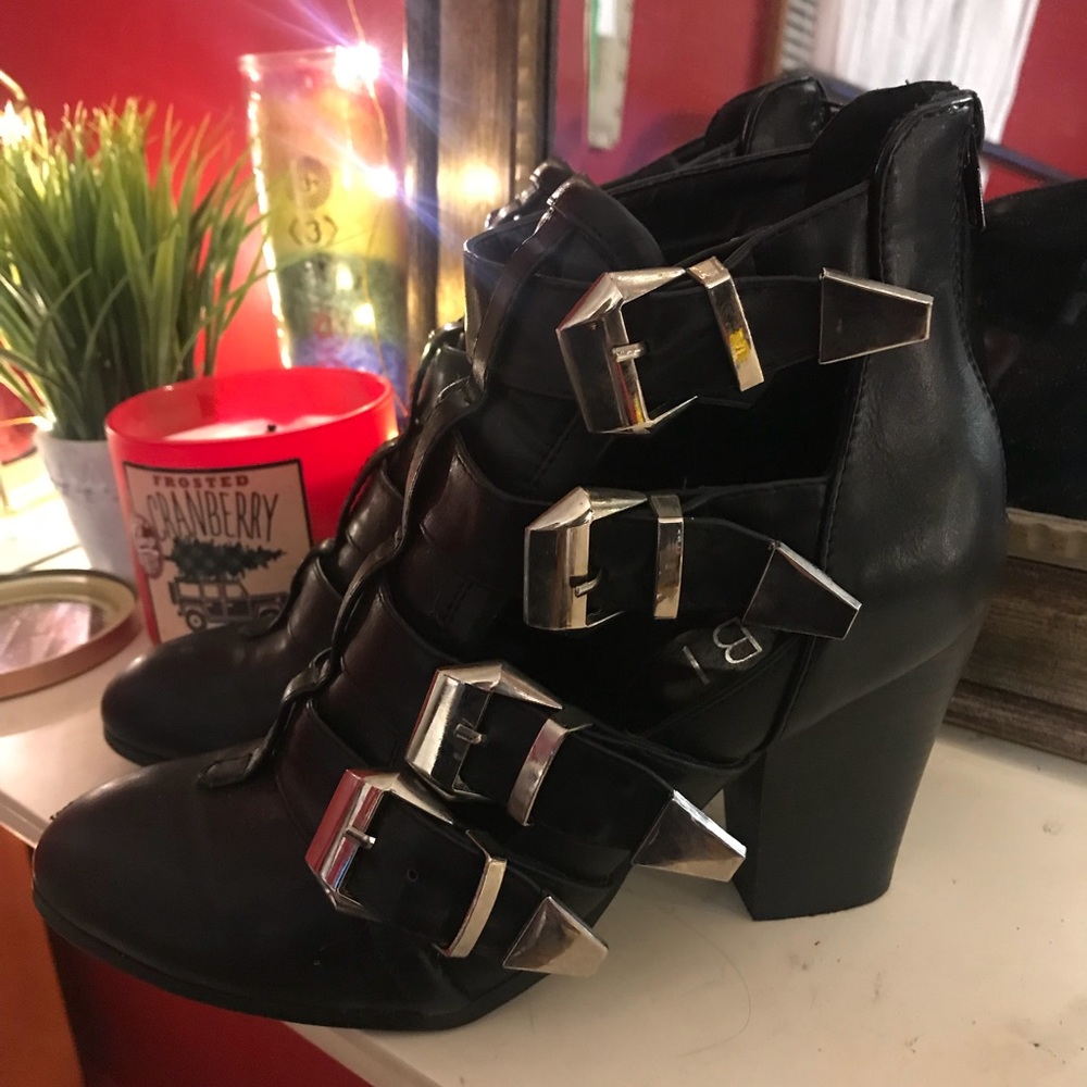 SOLD Tobi Black & Silver Booties